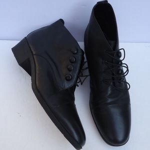 SIZE 8 M. PARTNERS "MEMPHIS" Black leather booties.